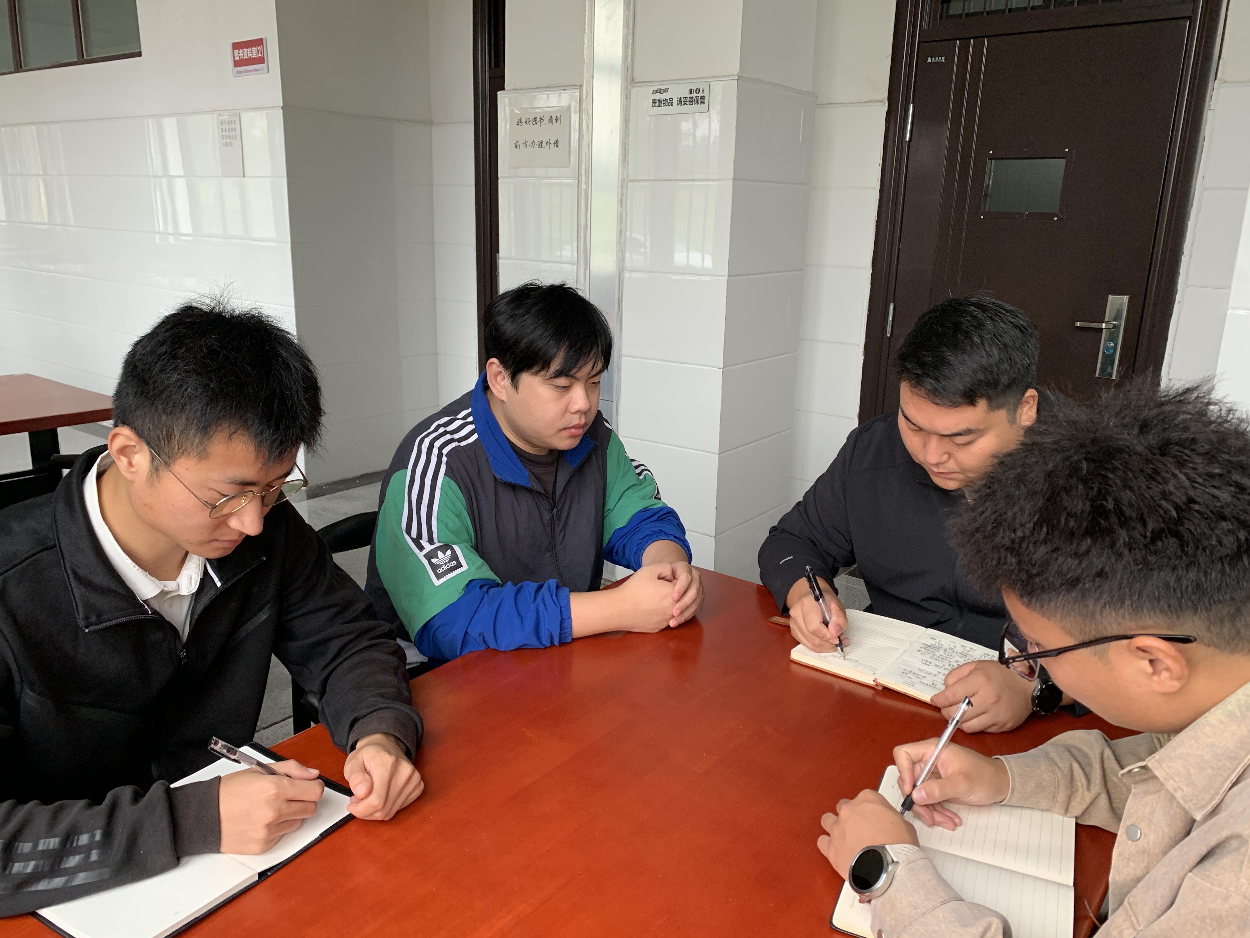 图文信息中心召开第一次工作例会