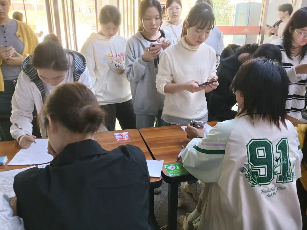 一群小孩在桌子上

AI 生成的内容可能不正确。