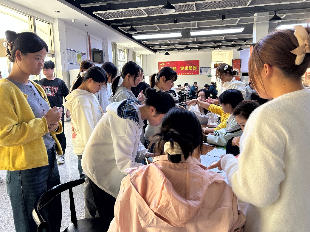 一群人在交谈

AI 生成的内容可能不正确。