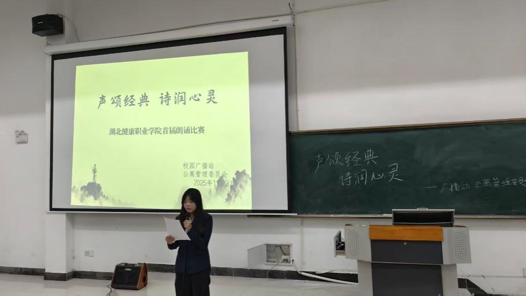 图片包含 室内, 女人, 站, 男人AI 生成的内容可能不正确。