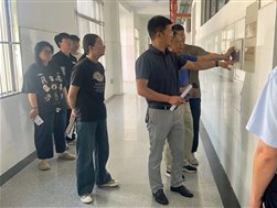 徐校长检查教室电